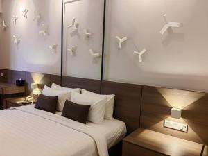 云顶高原Windmill Upon Hills Premium Suite By Rapi Stay的卧室配有一张墙上鸟床
