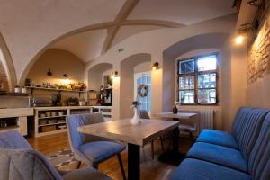 锡吉什瓦拉卡萨瓦格纳酒店的客厅配有木桌和蓝色椅子