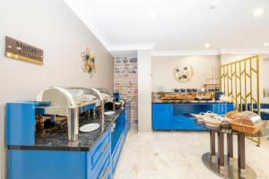 伊斯坦布尔Moonlight Elegance Boutique Hotels的厨房配有蓝色橱柜和柜台。