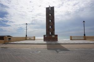 奇皮奥纳罗普里塞普拉亚酒店的码头上的钟楼,后面是大海