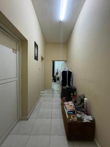 八田Shan Studio Apartment的一间设有走廊、行李和桌子的房间