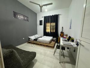 八田Shan Studio Apartment的客房设有一张桌子和一张床。
