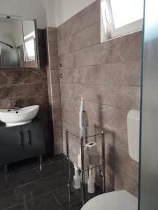 根尼斯迪亚斯Krezo Ház的一间带水槽、卫生间和镜子的浴室