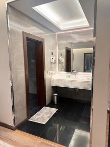 吉赞فندق سنبات بلاتينيوم的一间带两个盥洗盆和大镜子的浴室