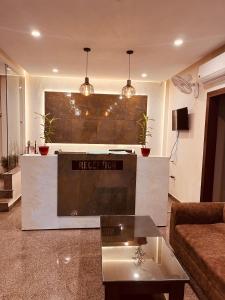 蒙纳Gamla INN, Munnar的带沙发和电视的客厅