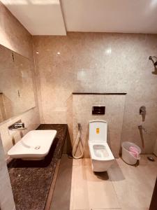 蒙纳Gamla INN, Munnar的一间带卫生间和水槽的浴室