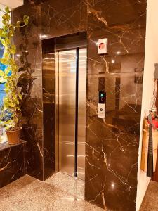 蒙纳Gamla INN, Munnar的大理石墙浴室内的不锈钢电梯