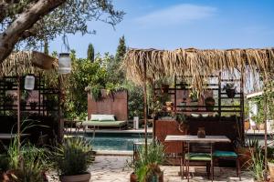 圣埃乌拉利亚Finca Legado Ibiza的一个带桌子和游泳池的庭院