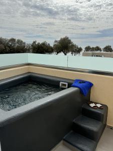 佩里萨佩里萨湾酒店的一个带蓝色毛巾和楼梯的按摩浴缸