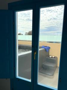 佩里萨佩里萨湾酒店的带浴缸的浴门,享有海景