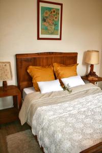 尼翁Le Clos des Laurons的一间卧室配有一张大床和两个枕头