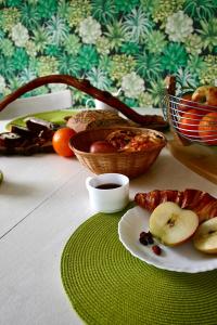 尼翁Le Clos des Laurons的一张桌子上放着一盘食物和水果