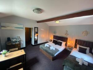 滨海韦斯顿Bay view rooms at Mentone Hotel的酒店客房,设有两张床和镜子