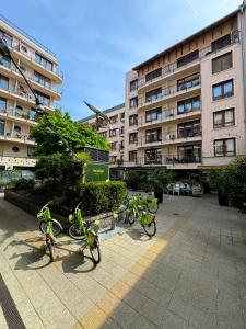 布达佩斯NOVO Central Apartments的停在大楼前的三辆自行车