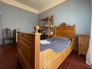 Usedom TownSpurensucher Quartier的一间卧室,卧室内配有一张木床