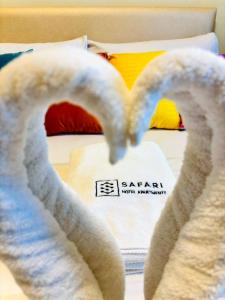 阿吉曼Safari Hotel Apartments的心形床,带毛巾