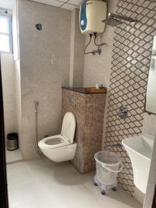 乌代浦Royal Rajvilas Heights的一间带卫生间和水槽的浴室
