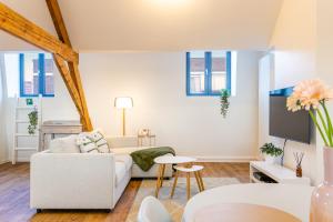 根特Loft Gent的客厅配有白色的沙发和桌子