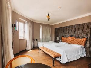 马瑙斯塞林伽酒店的一间卧室配有两张床,内设长凳