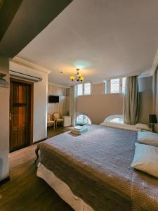 马瑙斯塞林伽酒店的一间卧室,卧室内配有一张大床