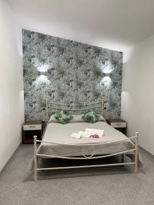La BancaVilla Primofiore di Vendicari的一间卧室配有一张带墙壁的床