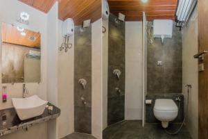 孟买OYO Hotel Blue Ocean Near R City Mall的带淋浴、卫生间和盥洗盆的浴室