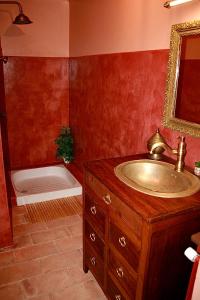 尼翁Le Clos des Laurons的浴室配有盥洗盆和浴缸。