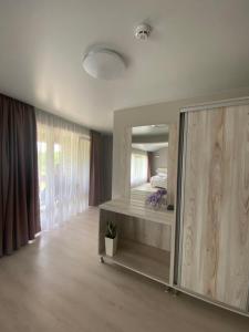 维诺吉拉季夫Chorna Skelya Resort & Wellness的一间带大镜子和床的卧室