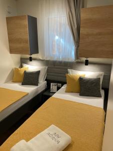 比奥格勒·纳·莫鲁mobile home MIRNA的酒店客房设有两张床和窗户。