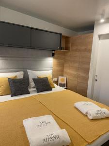 比奥格勒·纳·莫鲁mobile home MIRNA的一间卧室配有一张大床和两个枕头