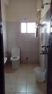 海得拉巴Luxor Park Service Apartment的白色的浴室设有卫生间和窗户。