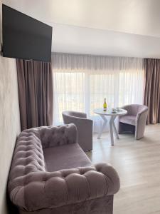 维诺吉拉季夫Chorna Skelya Resort & Wellness的客厅配有沙发和桌子