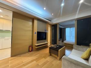 广州广州城市驿站酒店公寓（广交会保利分店）的带沙发和平面电视的客厅