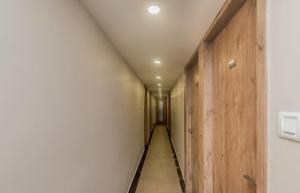 孟买OYO Hotel Blue Ocean Near R City Mall的走廊的走廊,设有木墙和天花板
