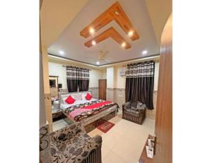 坎普尔Hotel Shree Galaxy, Kanpur的一间卧室配有一张床和一个沙发