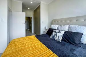 StayEasy Lux Apartment客房内的一张或多张床位
