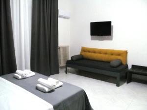 科米索Trinacria House - Appartamento Deluxe Comiso的带沙发和电视的客厅