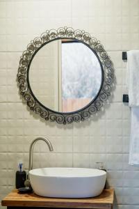NurrnusBlackWood A frame的浴室设有白色水槽和镜子
