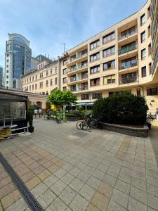 布达佩斯NOVO Central Apartments的一座大型建筑,前面停放着自行车