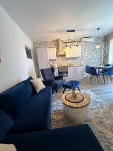 洛夫兰纳达别墅旅馆的客厅配有蓝色的沙发和桌子