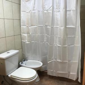 科隆Cabañas Altos de Artalaz的白色的浴室设有卫生间和水槽。