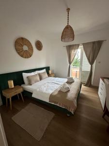 洛夫兰纳达别墅旅馆的一间卧室设有一张大床和一个窗户。