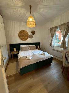 洛夫兰纳达别墅旅馆的一间卧室配有一张大床和一个吊灯。