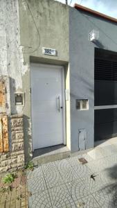 拉普拉塔Departamento tranquilo y luminoso的灰色建筑上的白色车库门