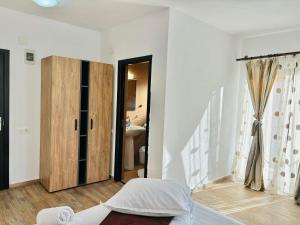 莫伊西德约斯Elitegasthaus Moieciu A的白色的客房设有床和浴室。