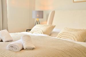 MILPAU Bottrop 2 - Modernes und zentrales Premium-Apartment für 4 Personen mit Queensize-Bett und Einzelbetten - Netflix, Nespresso und Smart-TV客房内的一张或多张床位