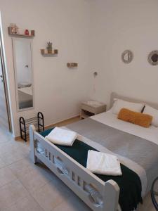 MoíraiPapas Apartments的一间卧室配有一张床,上面有两条毛巾