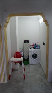 YeşilovaSalda Karanfil Pansiyon的洗衣房配有洗衣机和桌子