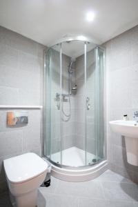 巴克斯顿Garden Apartment - Close to Town Centre - sleeps 6的带淋浴、卫生间和盥洗盆的浴室