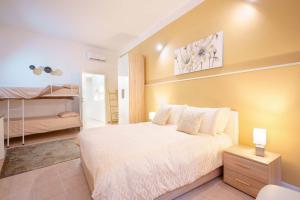圣安蒂奥科Montellino's Suite Oro的一间卧室配有一张床和一张双层床。